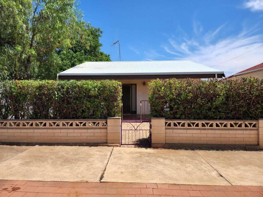 The House With The Purple Gate Villa Броукън Хил Екстериор снимка
